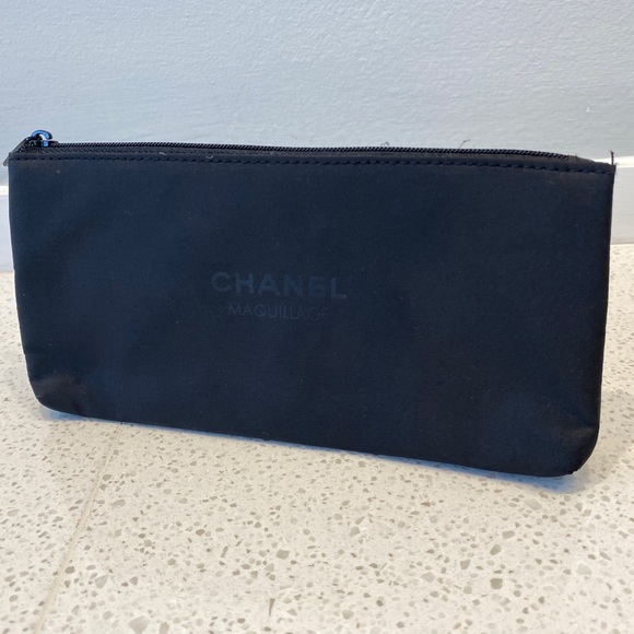Authentic Chanel cosmetic pouch case clutch in black. Nylon and patent leather - Picture 4 of 6